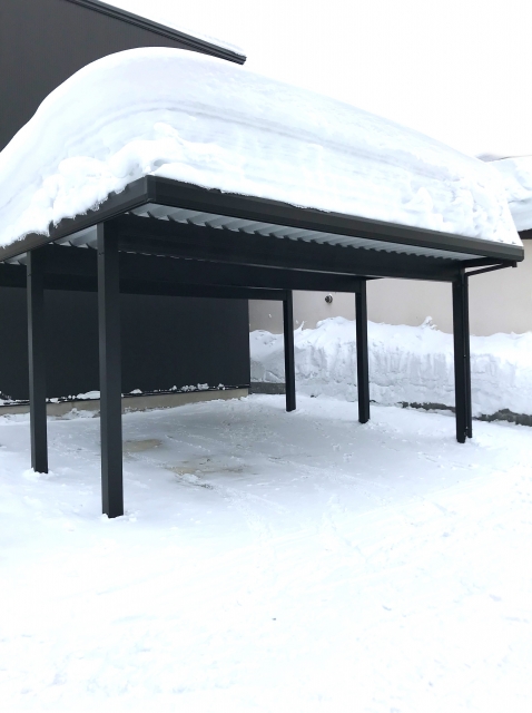 カーポートの雪下ろしはどうする？タイミングや注意点を解説 | イエソトブログ