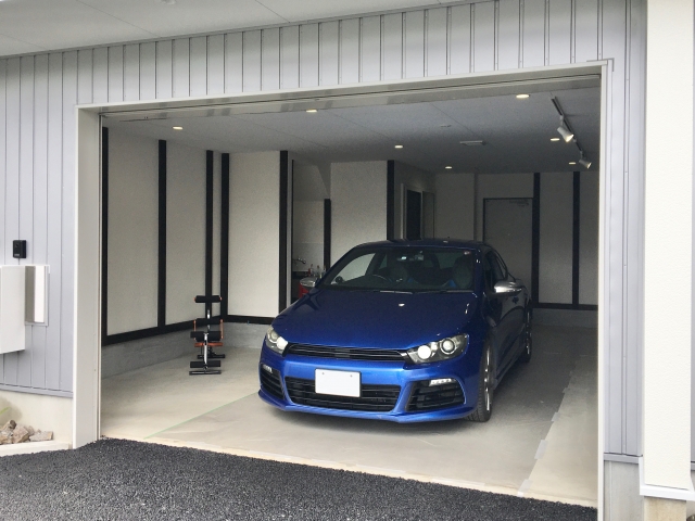 ガレージに駐車する車