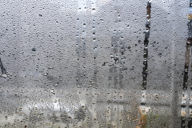 窓に結露がある画像