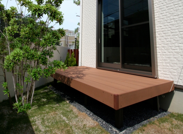 ウッドデッキ掃除が大変になる原因は「素材」で決まる