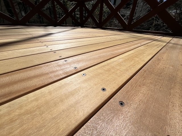 掃除の手間を減らすためのウッドデッキメンテナンス