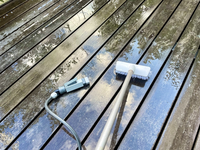 ウッドデッキ掃除が楽になる方法|正しい手入れと後悔しない素材選び