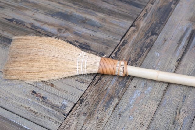 人工木ウッドデッキの基本的な掃除方法はこれだけ