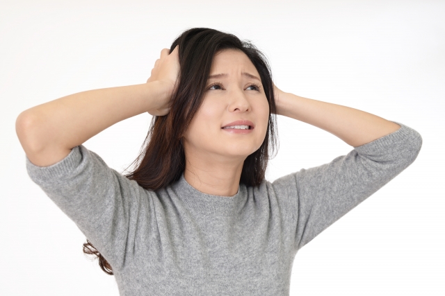 人工木フェンスで後悔する女性